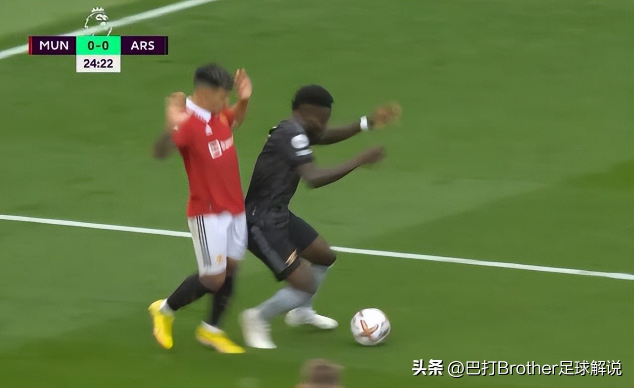 曼联赢球实至名归！萨拉2分钟就该俩黄被罚下场，本怀特这脚真坏