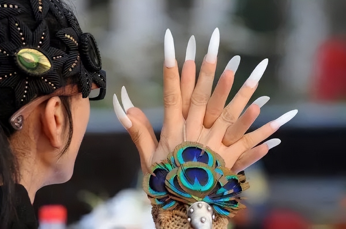 杨丽萍生活起居需要男助理照顾,杨丽萍的生活问题怎么解决