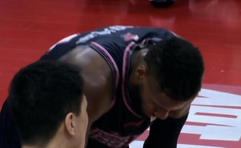 杨鸣的全场紧逼让杜锋吃不消,杨鸣朱芳雨比赛