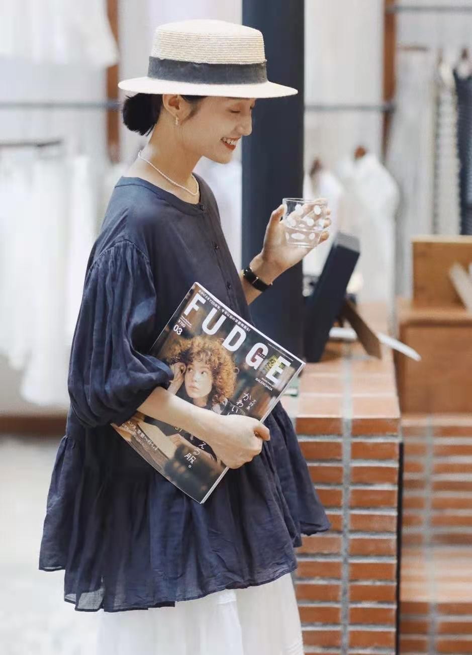 今年流行连帽卫衣内搭洋气又时髦,拉链款宽松版卫衣怎么穿时尚漂亮