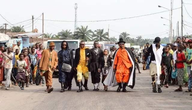 非洲贫民窟高质量的男性！收入3千全身名牌，老婆孩子却饿肚子