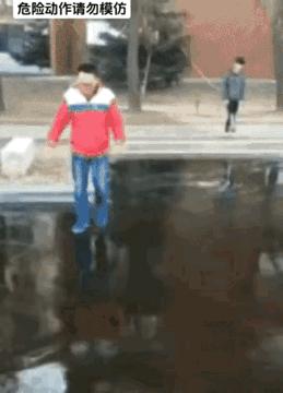 女孩子看起来外表美丽，其实裤袜已经掉到大腿根了！哈哈哈