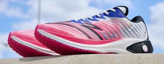 安踏跑鞋矩阵勇立潮头,安踏碳板跑鞋矩阵图片