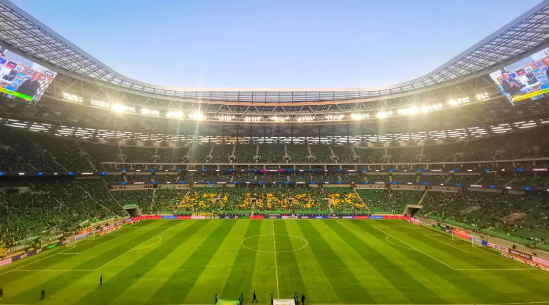 足球场天亮了,天亮了中央民族大学