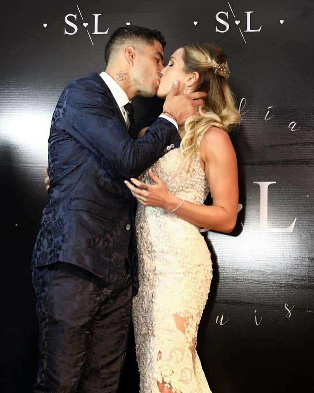 乌拉圭著名球星苏亚雷斯图文,乌拉圭球员苏亚雷斯简历