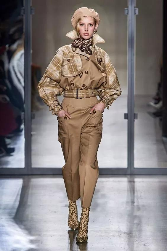 驼色外套内搭什么色彩打底,158梨形身材驼色大衣搭配高级感