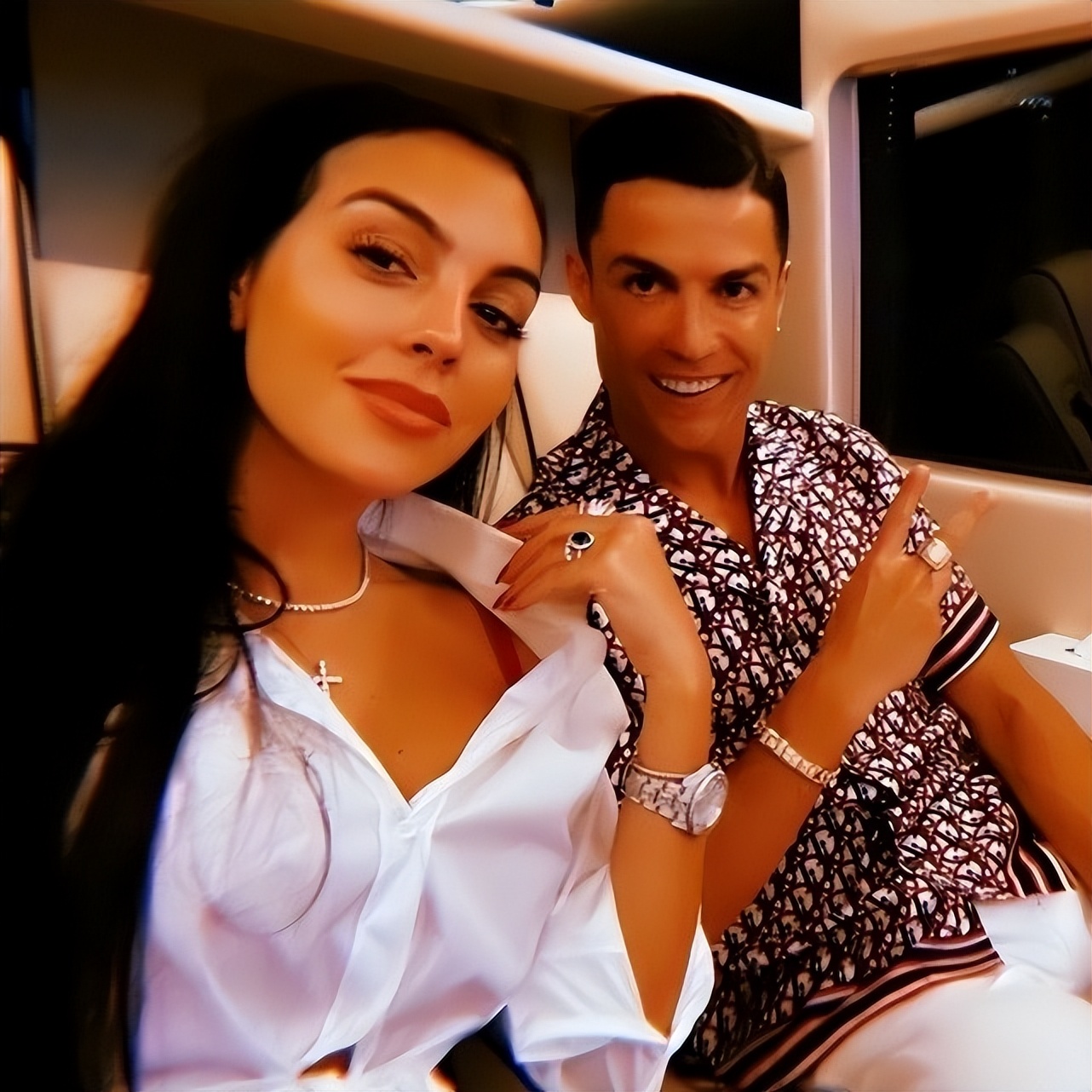 c罗开兰博基尼,c罗单手开布加迪