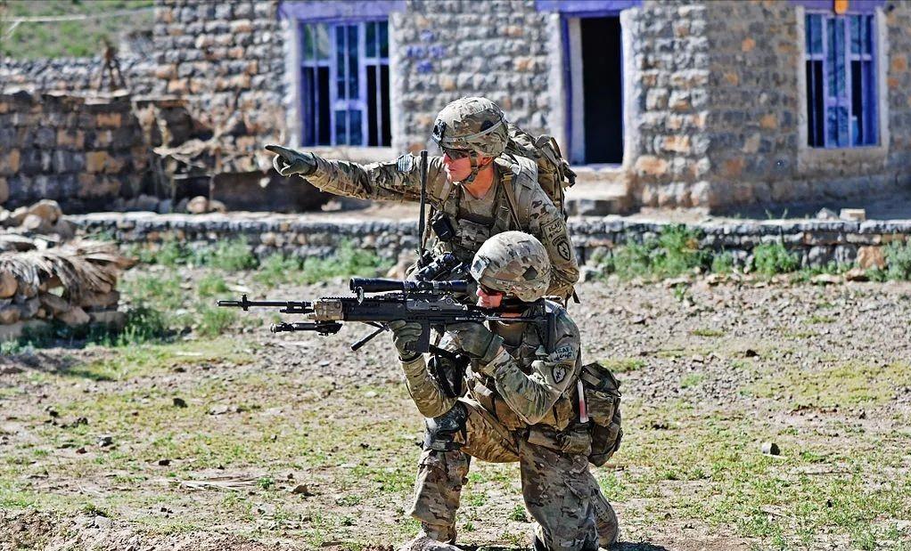 现实中的mk14ebr增强型射手步枪,mk14ebr和dmr