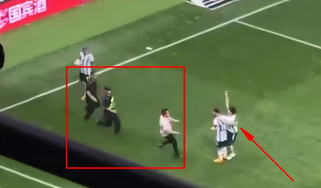 闯进场拥抱梅西球迷发声,球迷冲进球场拥抱梅西跑了多少米