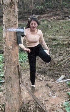 女子和同事打闹，用力过猛竟直接把*裤底**扯两半，羞得蹲地不敢起身