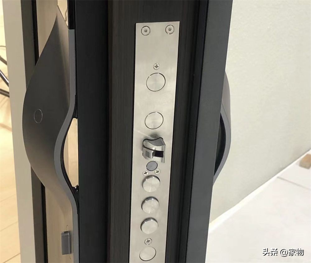 智能门锁越来越智能化和科技化,当下热卖的智能门锁