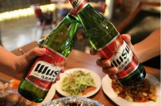 售价不到10块的大乌苏，不过是“工业水啤”，却年销10亿瓶，凭啥