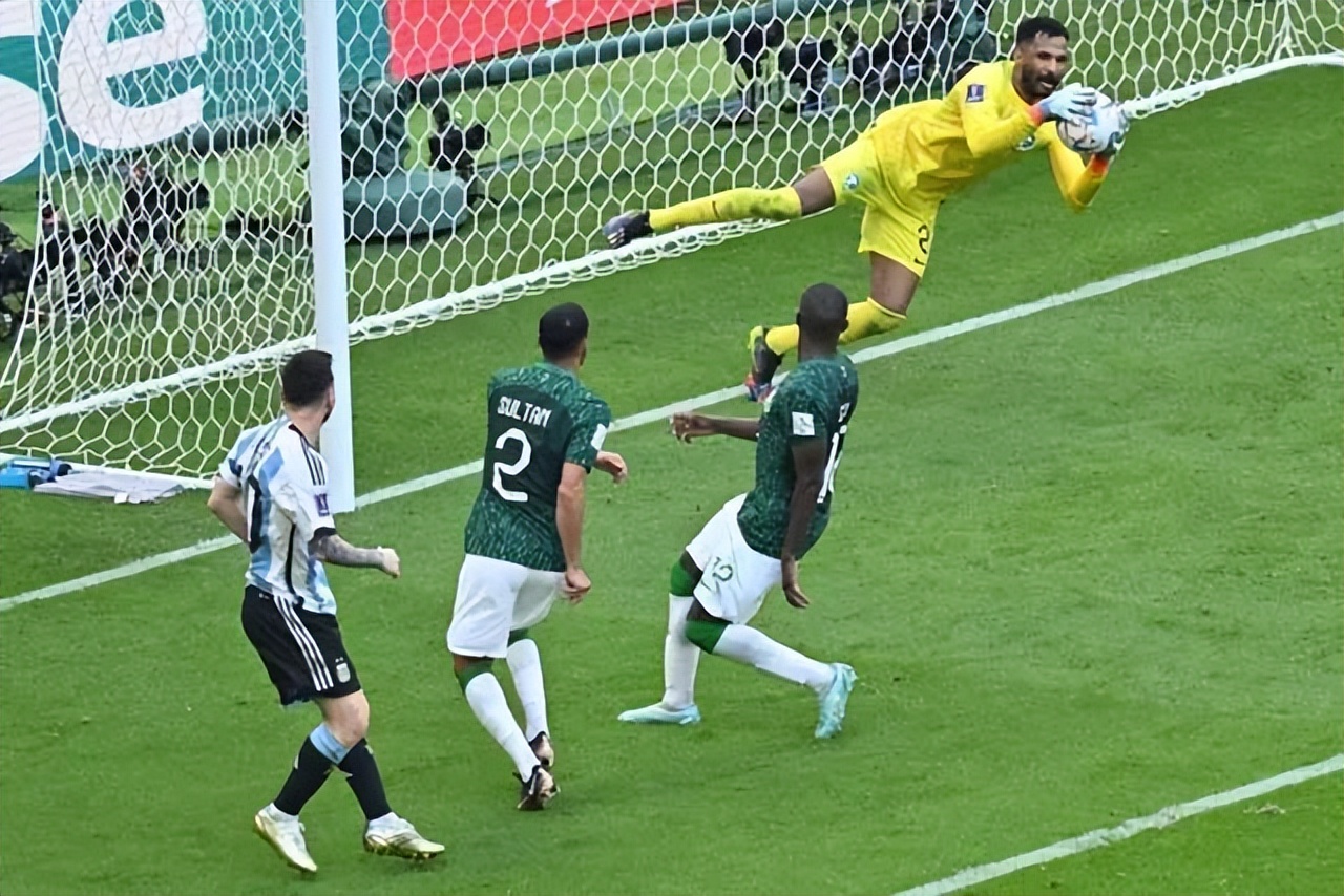 沙特守门员一战封神三连扑,沙特门将5次扑救解围两次