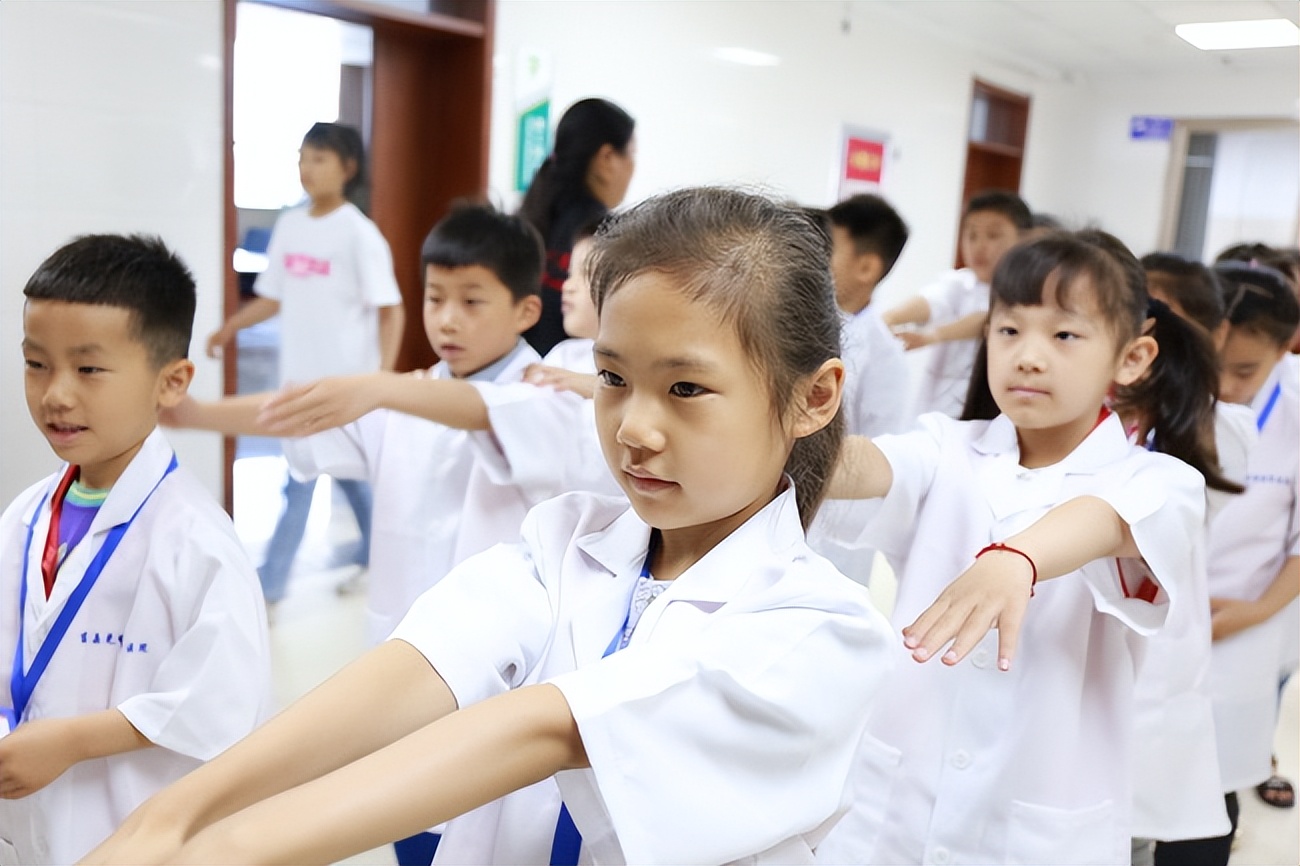 眼科小小医生体验活动,小记者走进眼科医院采访