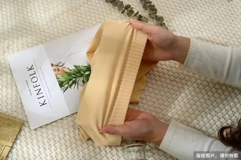 裤上有褐色分泌物是月经吗,内裤一直有黄分泌物怎么回事