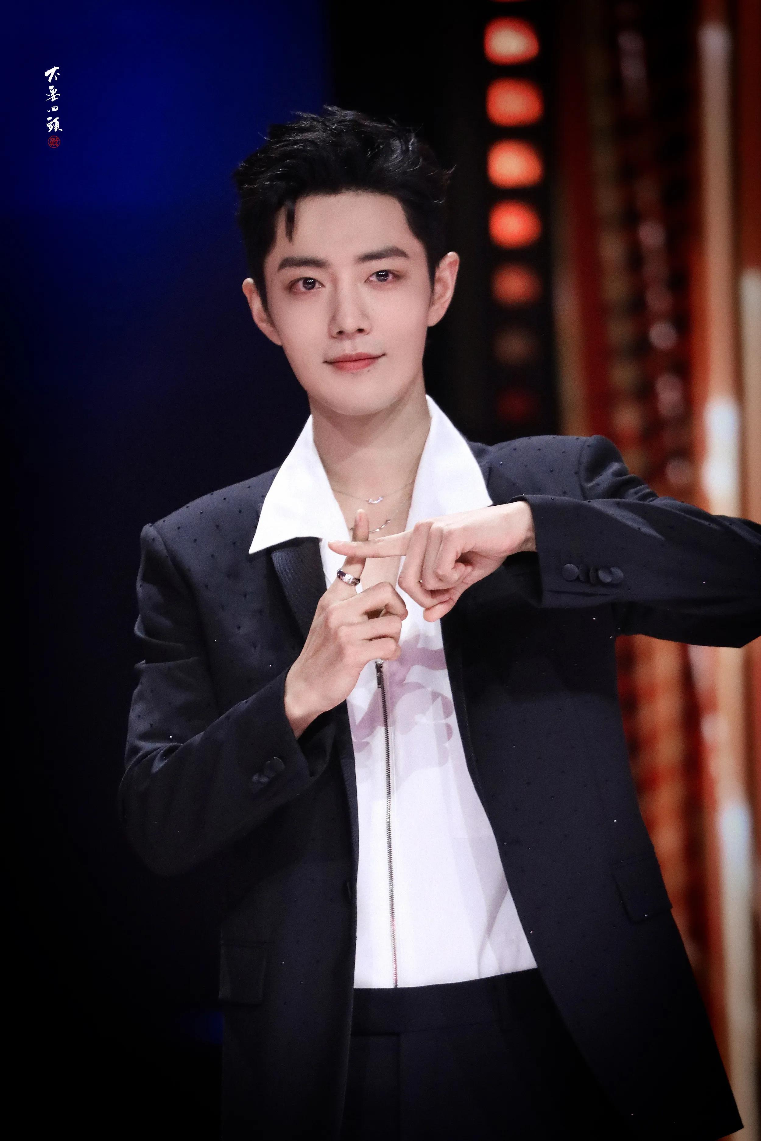 肖战近期活动造型,肖战微博之夜两套造型