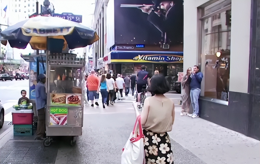 12年前哈佛毕业生为买房,厕纸反复用,棉袜穿成*袜丝**,买了几套房？