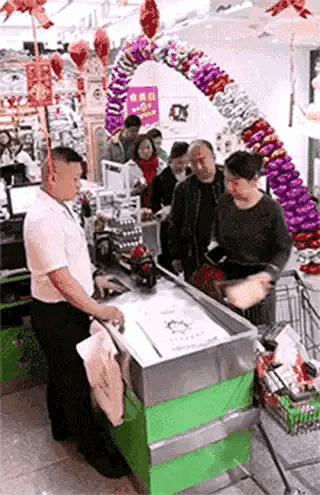 女孩子看起来外表美丽，其实裤袜已经掉到大腿根了！哈哈哈