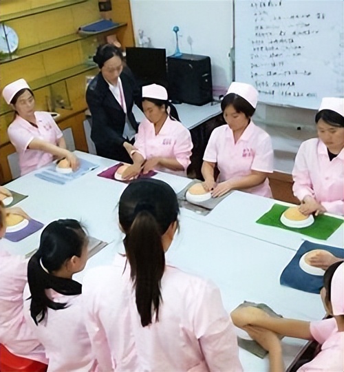 90后转行做月嫂,90后小伙转行做催乳师