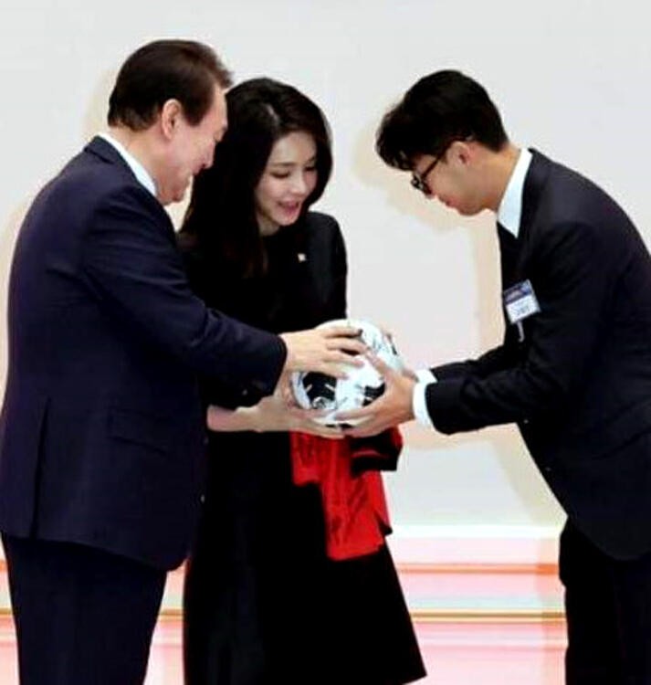 韩国夫人金建熙颜值,韩国第一夫人金建希妆容