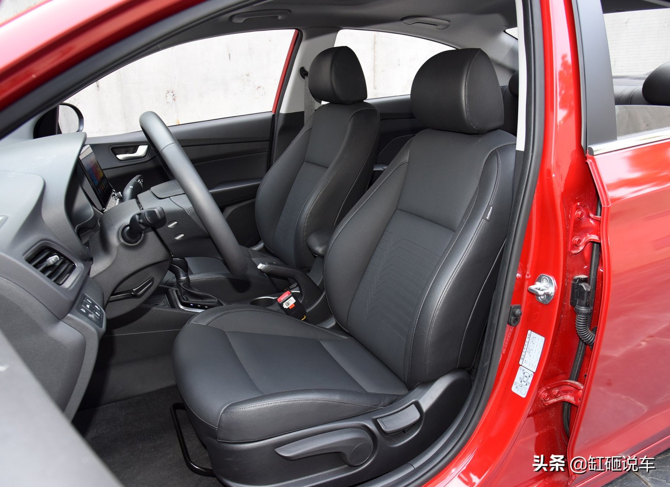 现代悦纳有天窗有无钥匙进入,自动17年现代悦纳无天窗