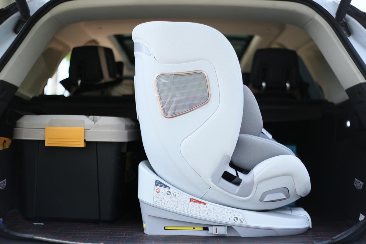 二胎两个孩子如何装安全座椅,怎样挑选儿童汽车安全座椅呢