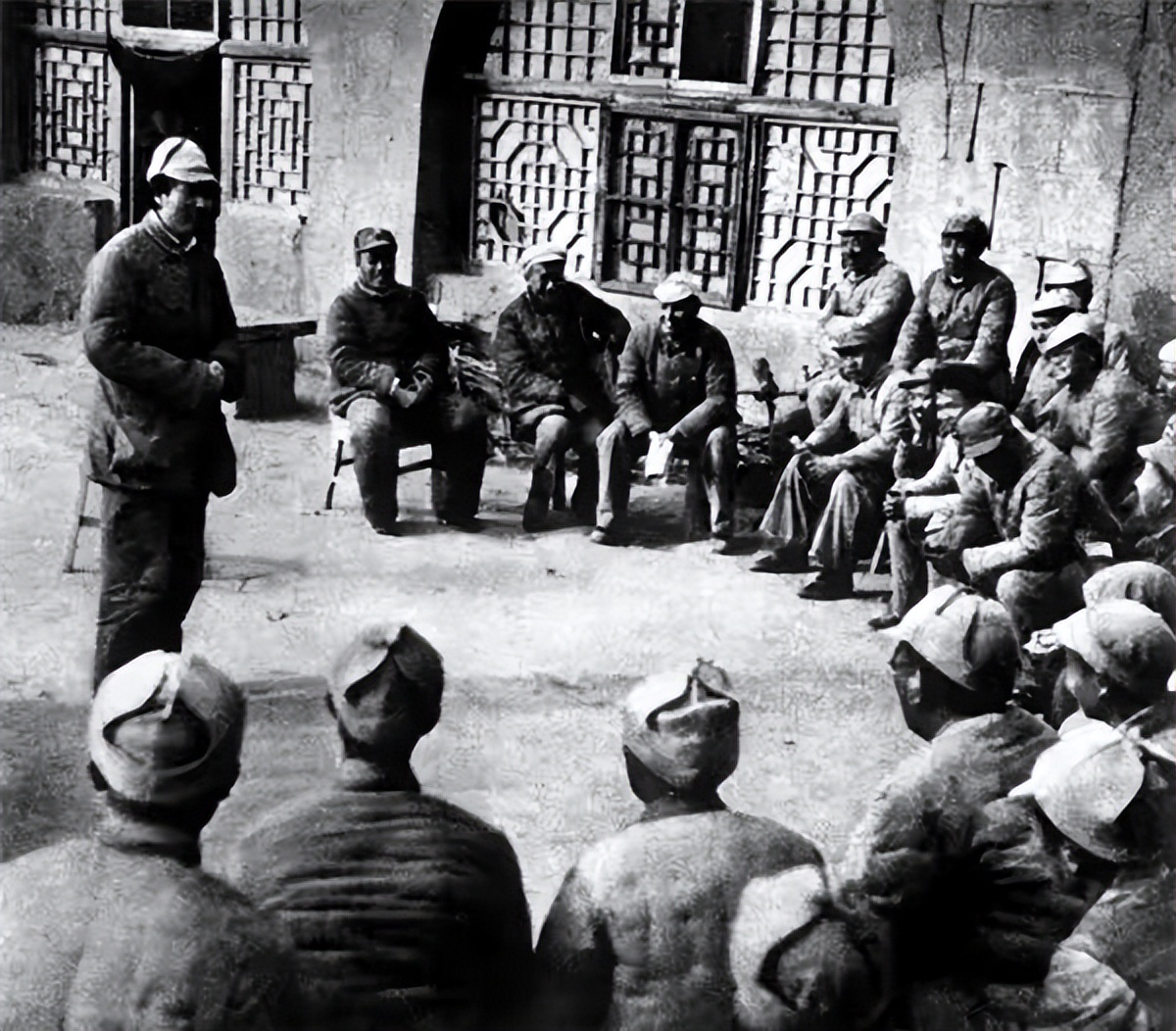 蒋介石一生中唯一一次到延安，看了毛*东泽**的窑洞，大呼后悔