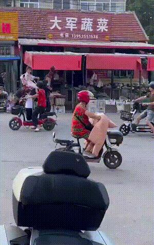 欢乐网图：手机带了但快没电了，又要用也没法充电，那才叫难受呢