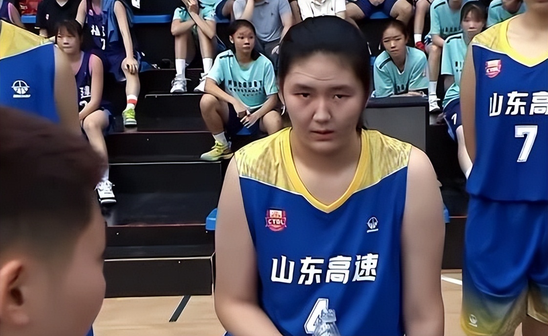 2米27的张子宇20分,中国女篮新星张子宇脚多大