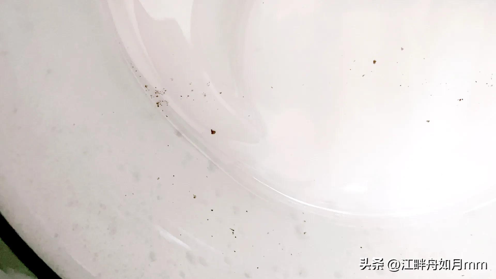 洗衣机掉的脏东西,清洗滚筒洗衣机后毛巾上有海绵