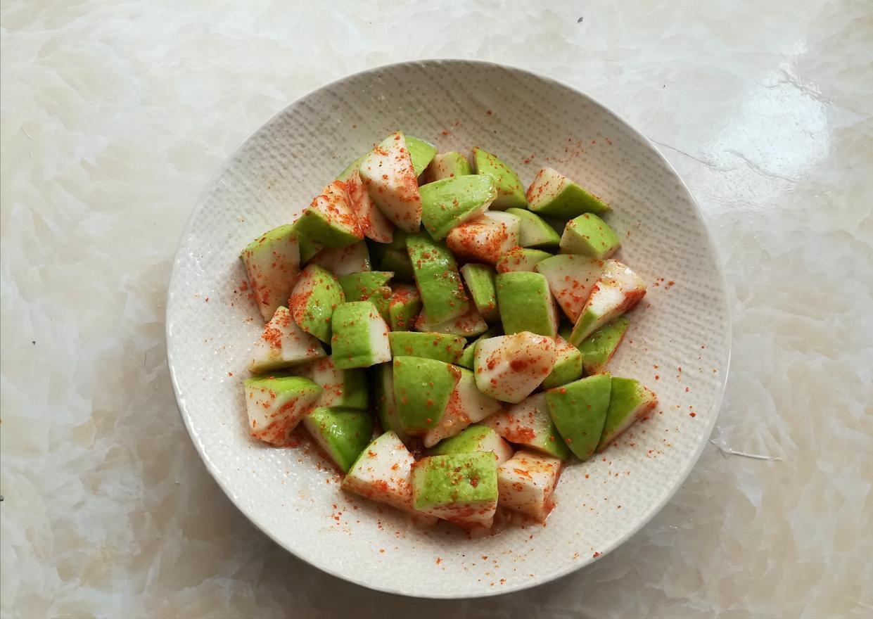 6月这水果2元1斤，每次遇到买一箱，简单一拌，营养又解馋