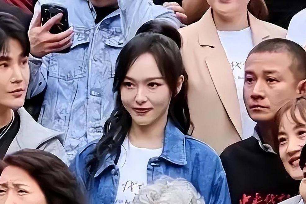 文章和女儿亮相机场最新,文章女儿爱马