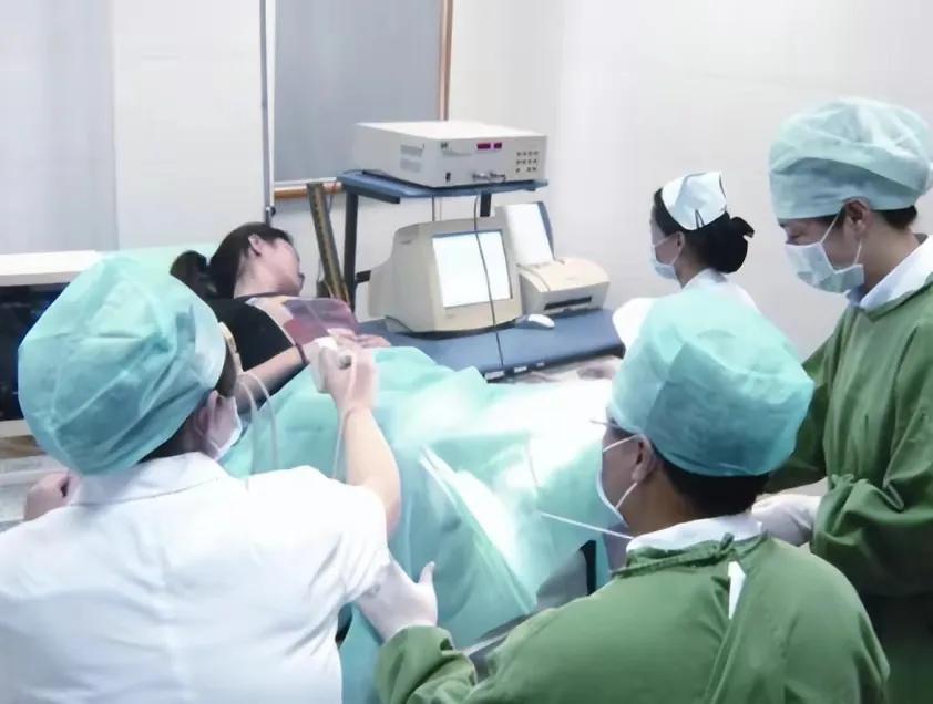 女子体检私密处遭60岁男医生吮吸，报警后不认账，唾液检测立功