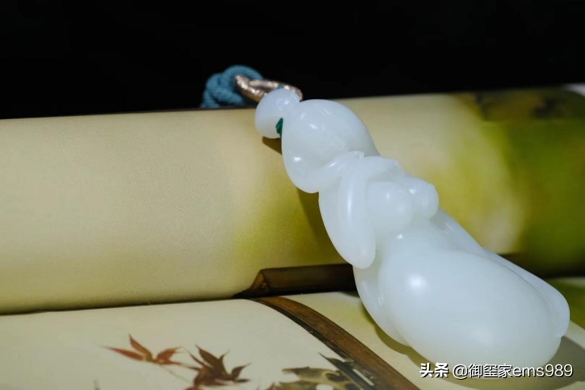 和田羊脂白玉真的不沾水吗,和田玉籽料不牛皮的值钱吗