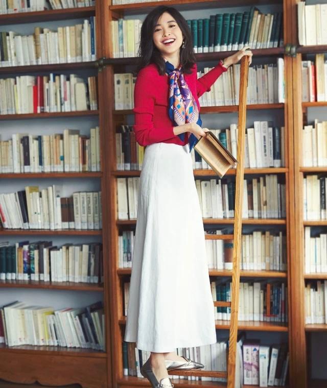 加上丝巾点缀衣服都变好看了,再好看的衣服也需要饰品的点缀