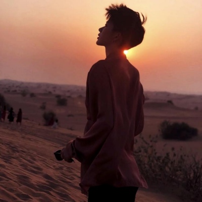 动漫男生头像伤心难过,男生的头像图片霸气冷酷无情