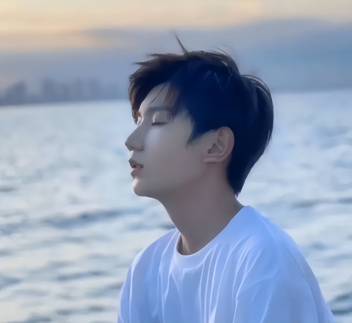 穿婚纱去看王源十周年演唱会,婚纱王源演唱会网友热评