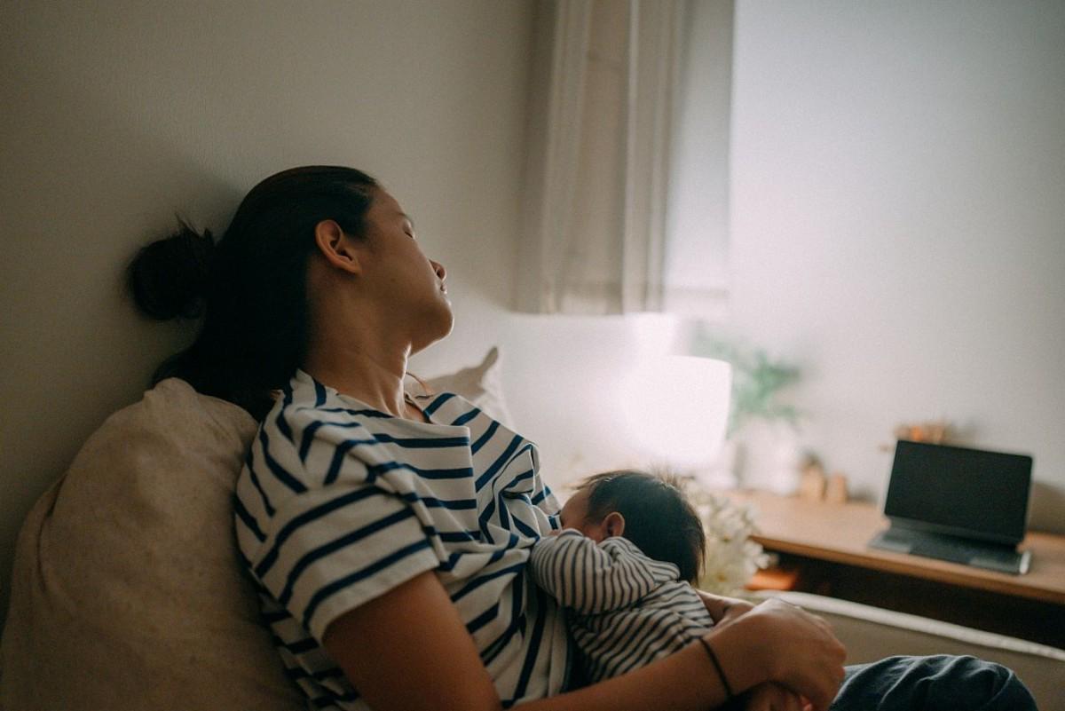 新生儿吃奶就犯困解决方法,宝宝喝奶老是休息一会怎么回事