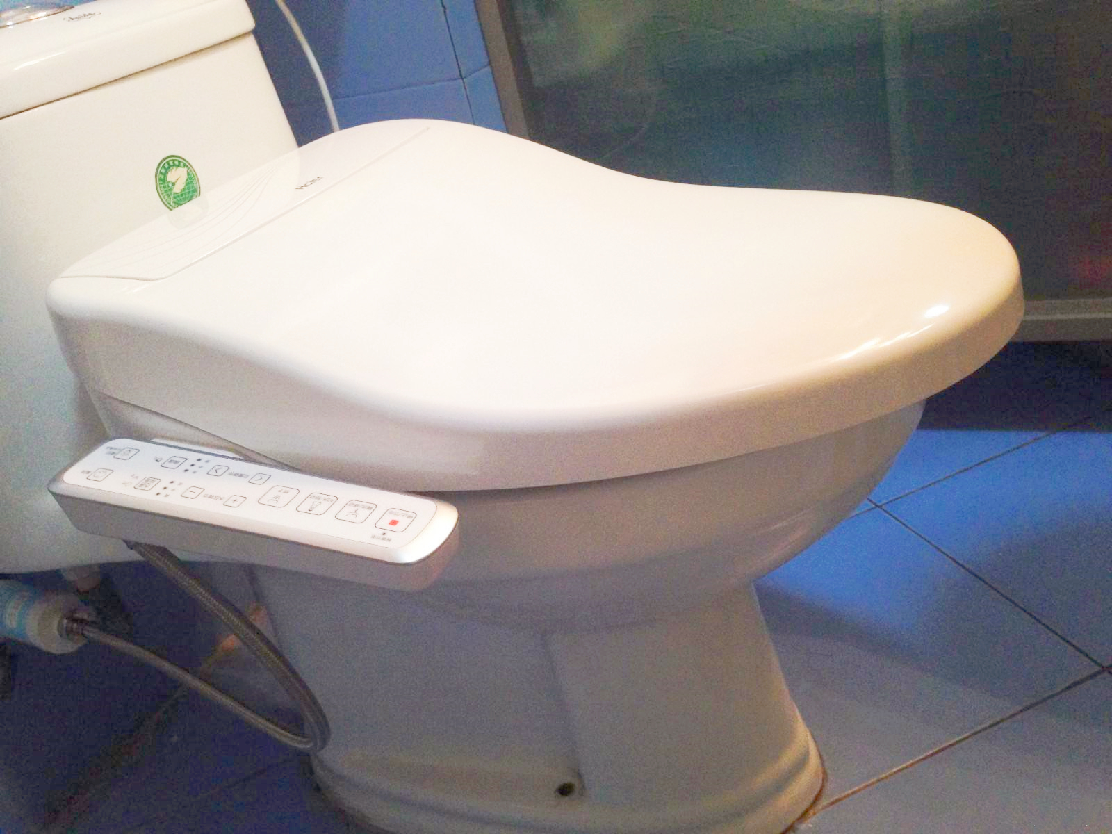 越来越多人开始买智能马桶盖，到底值不值得投入？内行人说句实话