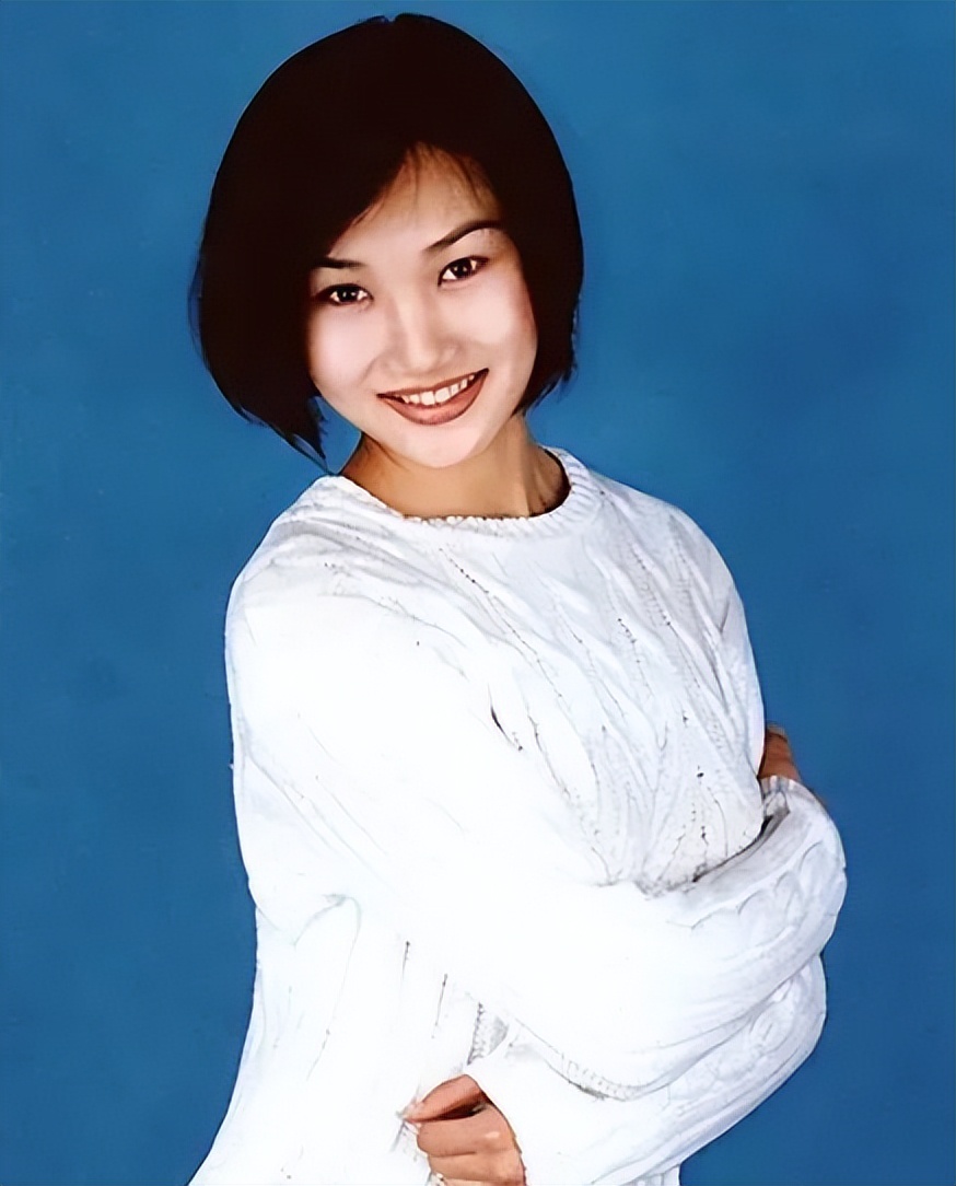 “*款贷**上班”20年，44岁仍单身，低头念稿又嘴瓢的她却收获全网好评