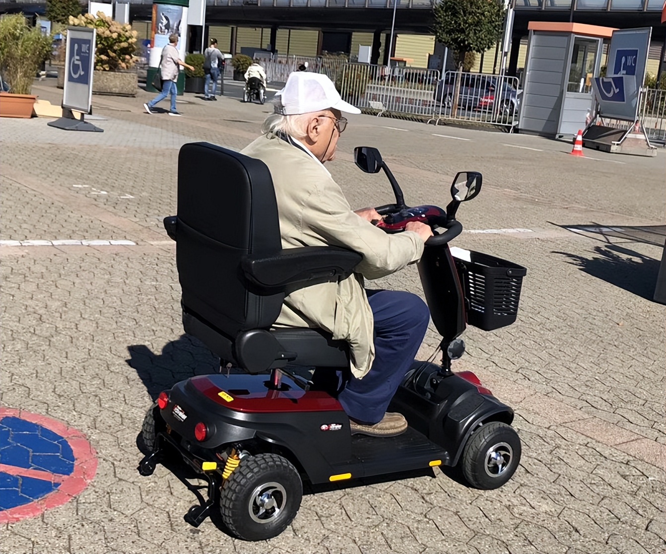 雅迪全封闭电动三轮车能跑多远,老年人电动三轮车雅迪