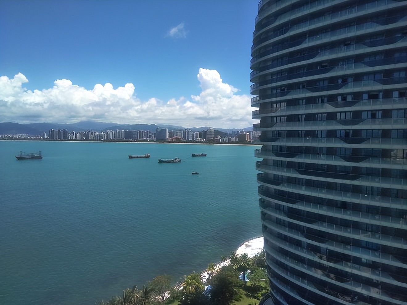 一家4口人自驾车到三亚花费,自驾游海南过冬能住几个月