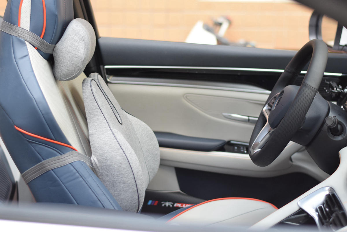 轻松兔记忆棉释压汽车套装：不仅有头枕还有腰靠，开车更舒服