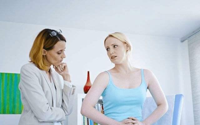 来例假突然流出很大一块血块,女性来月经有血块怎么回事