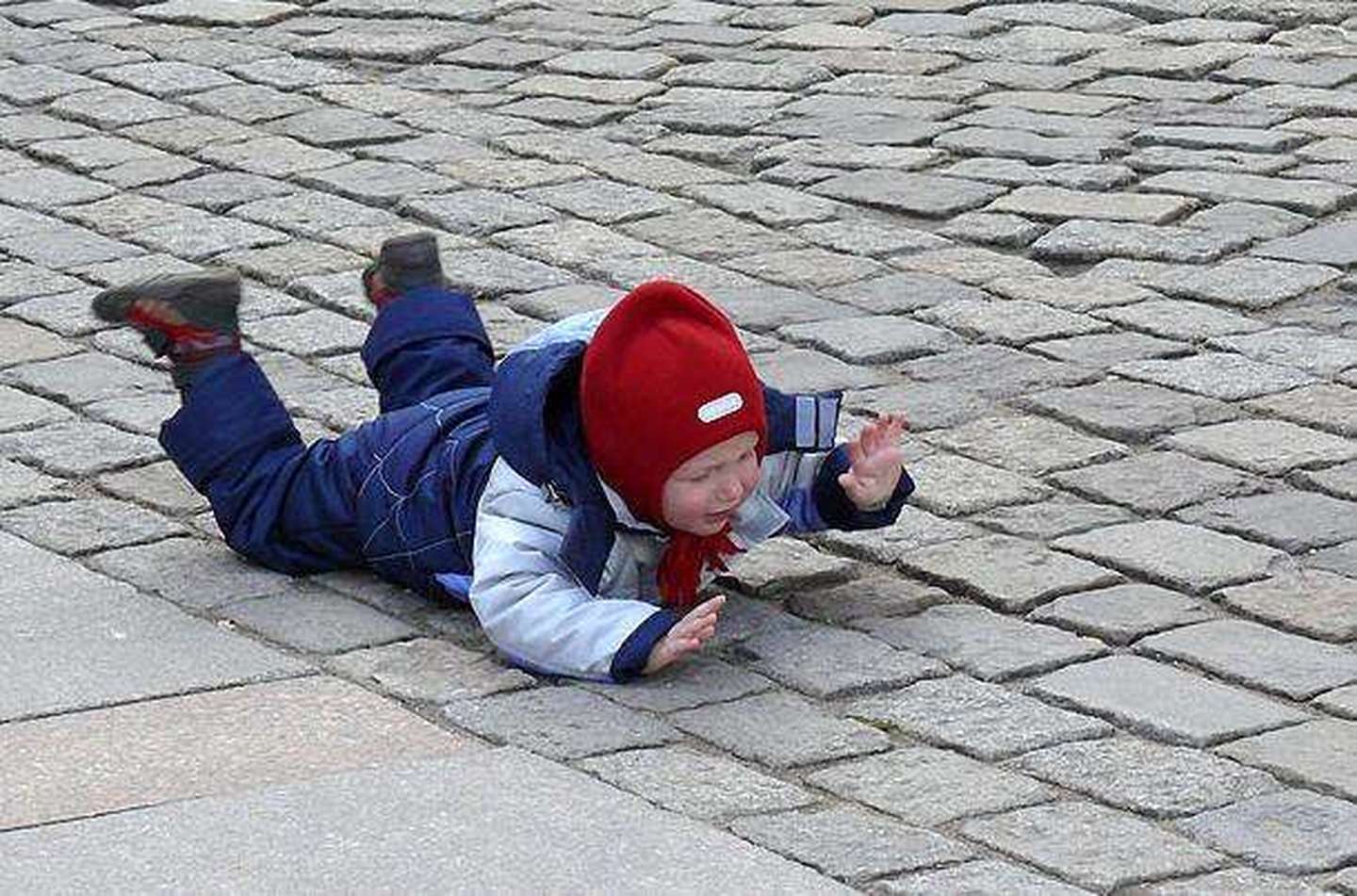 儿童走路平衡不好老是摔倒,孩子学走路总是摔到头