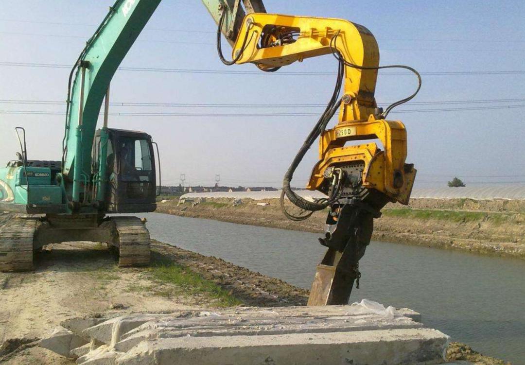 打桩机水鬼捞钻头3d演示,为什么打桩机一定要人下水里面捞