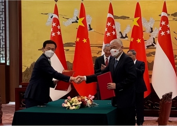 中国和新加坡一口气签了六个备忘录，看懂这些就知道钱往哪里去