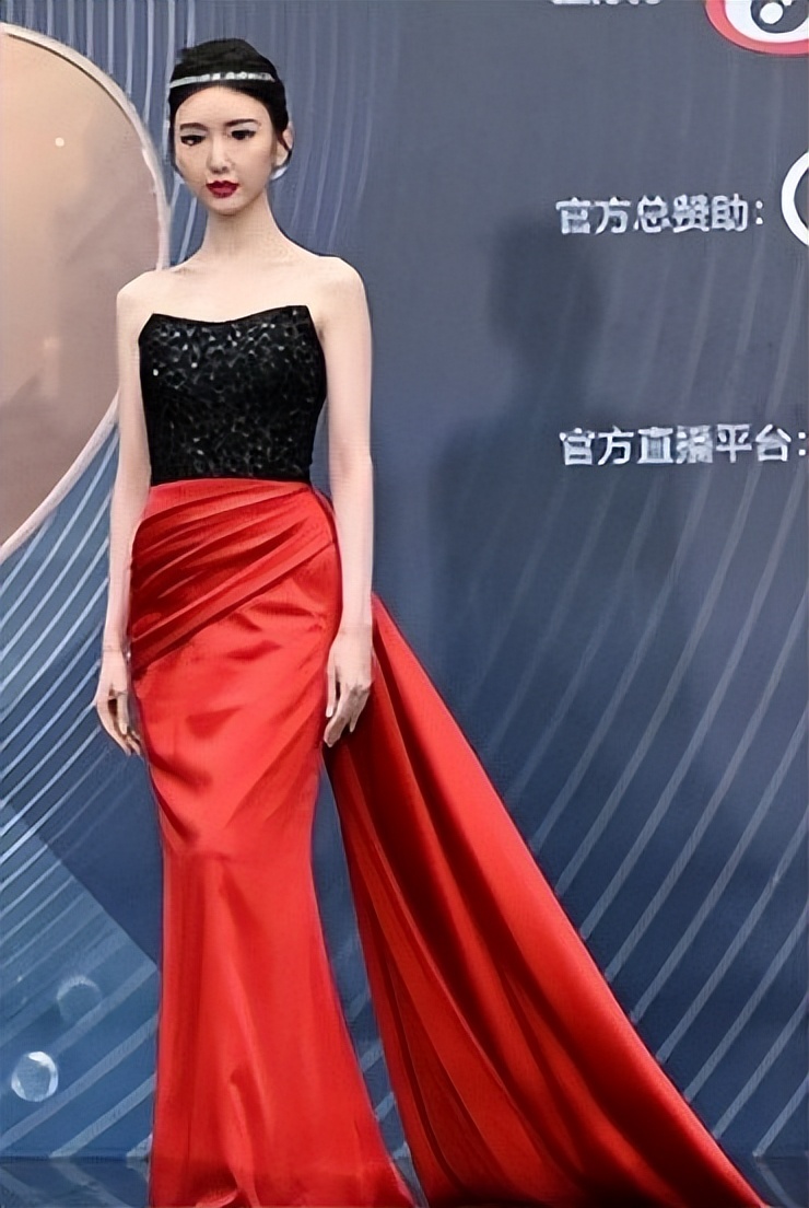 吴宣仪关晓彤玫红色礼服,关晓彤吴宣仪穿衣