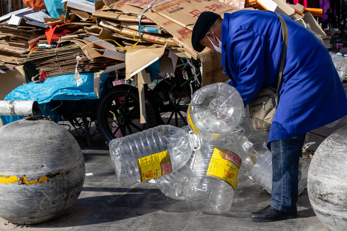 摆摊日入九千被怼,夫妻摆摊日入九千元租金