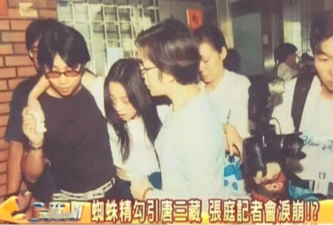 下跪替老公庆生，51岁冻龄美魔女这次也翻车了？